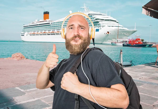 Homem Barbudo Sorridente Lendo Para Umas Férias Com Navio Cruzeiro — Fotografia de Stock