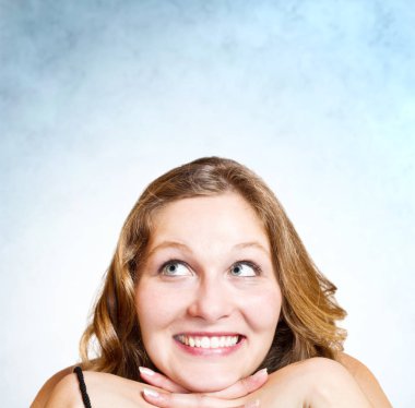 Beyaz arka plan üzerinde izole gülümseyen güzel kız