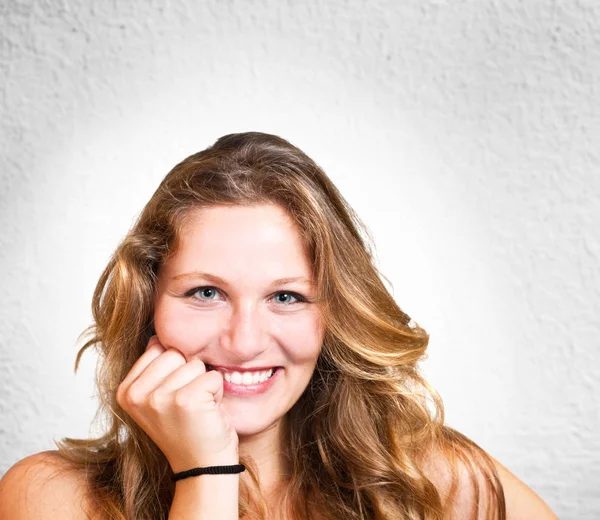 Hermosa Chica Sonriente Aislada Sobre Fondo Blanco — Foto de Stock