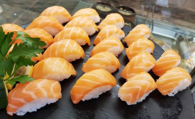 bir lezzetli ve karışık sushi büfesi