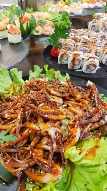 bir lezzetli ve karışık sushi büfesi