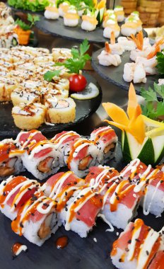 bir lezzetli ve karışık sushi büfesi