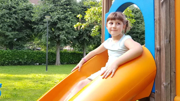 Jovem Joga Com Slide Parque — Fotografia de Stock