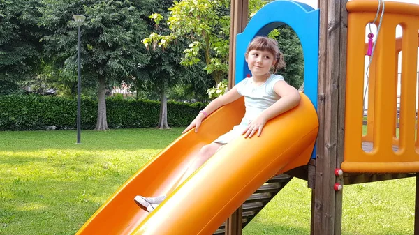 Jovem Joga Com Slide Parque — Fotografia de Stock