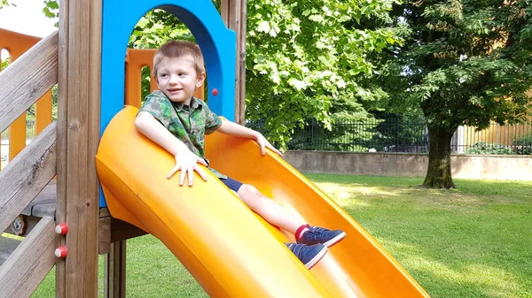 Menino Brinca Com Slide Parque — Fotografia de Stock