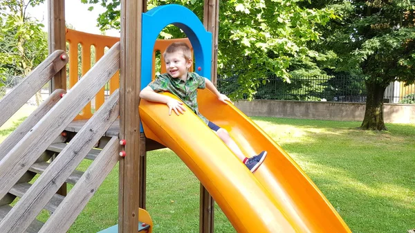 Menino Brinca Com Slide Parque — Fotografia de Stock