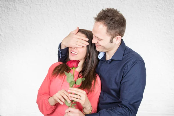 Hombre Enamorado Hace Una Sorpresa Con Una Rosa Roja —  Fotos de Stock