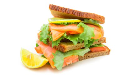 sandviç somon füme, salata ve limon ile