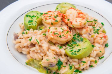 karides ve kabak risotto ile çanak
