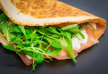 Tipik piadina romagnola jambon, peynir ve roket