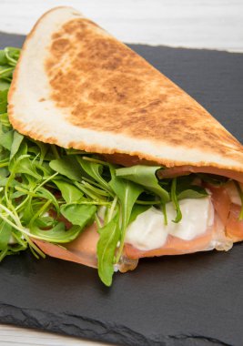 Tipik piadina romagnola jambon, peynir ve roket
