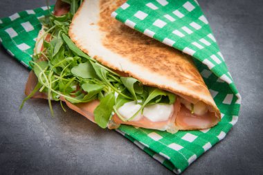Tipik piadina romagnola jambon, peynir ve roket