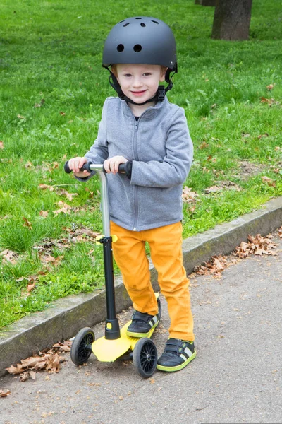 Young Boy Yellow Scooter Park — Stock Photo, Image