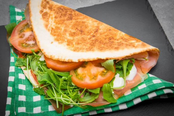 Piadina Romagnola Típico Com Presunto Queijo Foguete — Fotografia de Stock