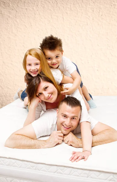 Sorrindo Família Divertindo Deitado Cama — Fotografia de Stock