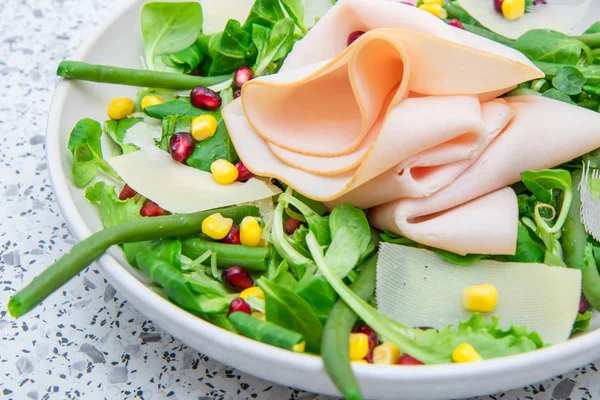 Gericht Mit Frischem Salat Und Schinkenscheiben — Stockfoto