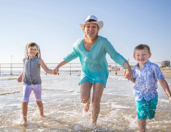 Mooie Moeder Spelen Met Haar Kinderen Zee — Stockfoto