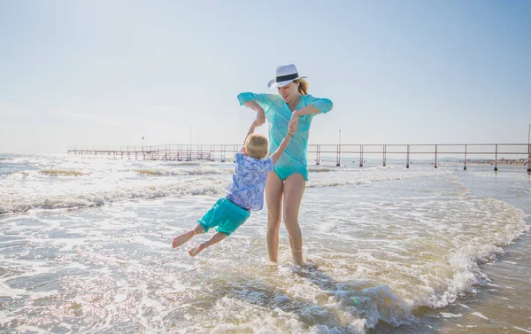 Mom Play Her Son Beach — Stock Photo, Image
