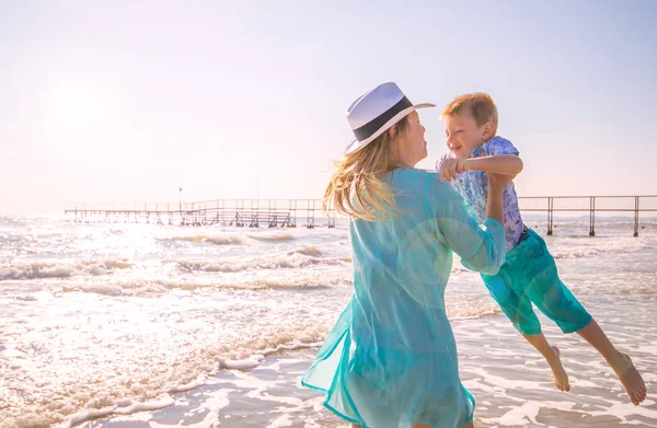 Mom Play Her Son Beach — Stock Photo, Image