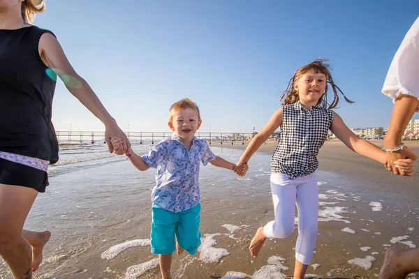 Mães Filho Brincando Praia — Fotografia de Stock