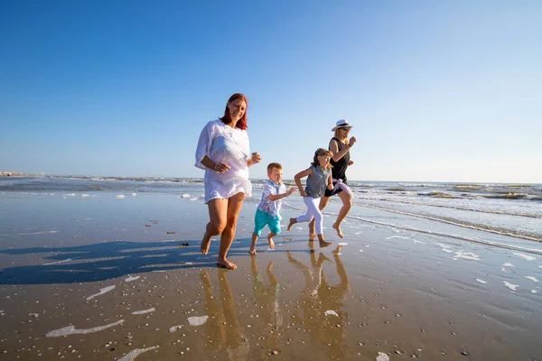 Mütter Und Sohn Spielen Strand — Stockfoto