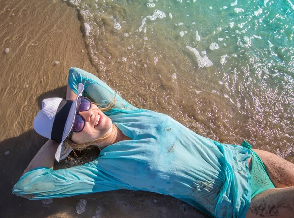 Beautiful Woman Lying Beach Sunbathing Sea — Stock Photo, Image