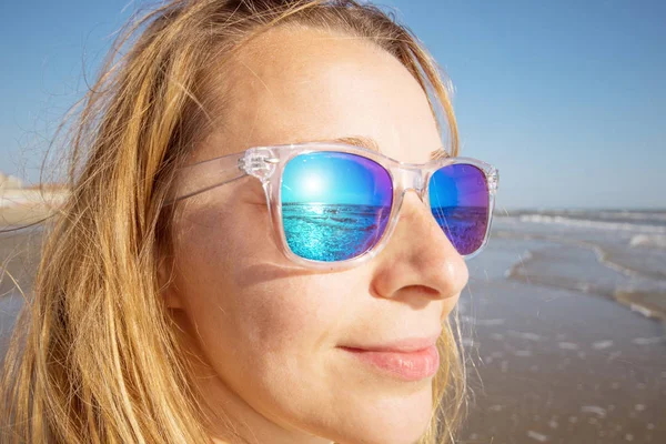 Krásná Žena Pozorovat Moře Slunečními Brýlemi — Stock fotografie