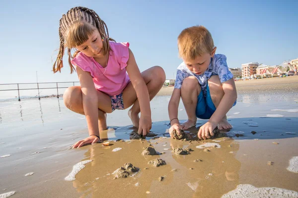 Children Playing Sand Shore — Stock Photo, Image