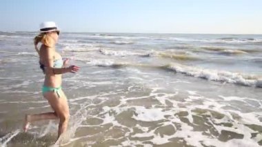 deniz ile oynarken güzel kadın 