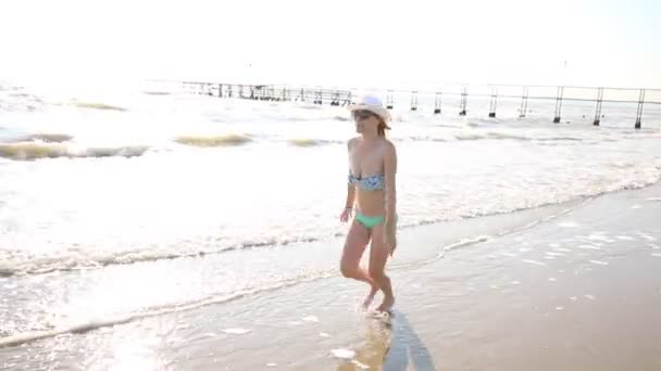 Mujer Bikini Corriendo Orilla — Vídeos de Stock
