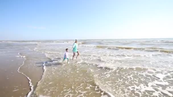 快乐的妈妈和她的孩子们一起玩海 — 图库视频影像