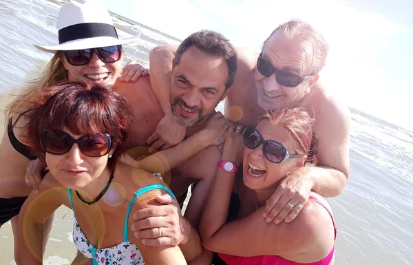 Grupo Amigos Divirtiéndose Playa — Foto de Stock