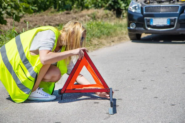 Flickan Sätter Triangel Framför Trasig Bil — Stockfoto