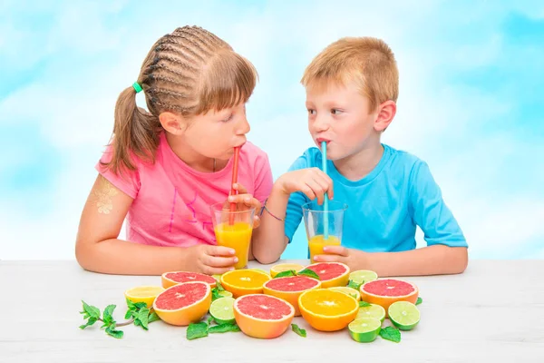 Crianças Que Bebem Suco Laranja Fresca Toranja — Fotografia de Stock