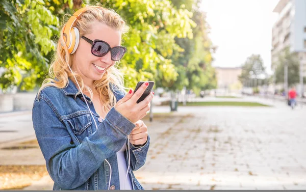 Beautiful Woman Listening Music Headphone — Stock Photo, Image