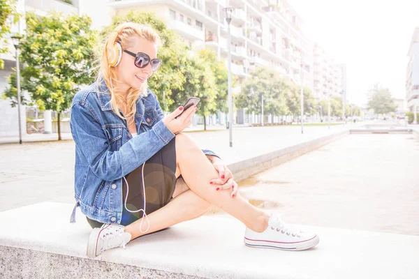 Schöne Frau Hört Musik Mit Kopfhörer — Stockfoto