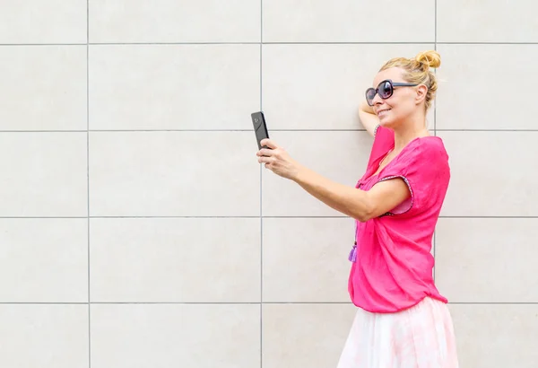 Sonriente Hermosa Mujer Tomando Selfie —  Fotos de Stock