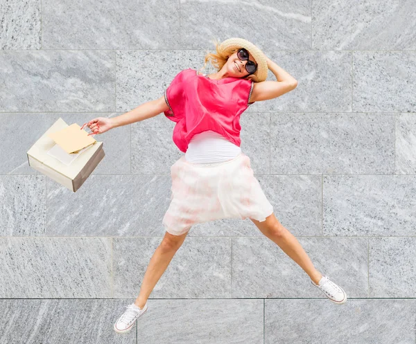 Mujer Feliz Salto Con Bolsa Compras —  Fotos de Stock