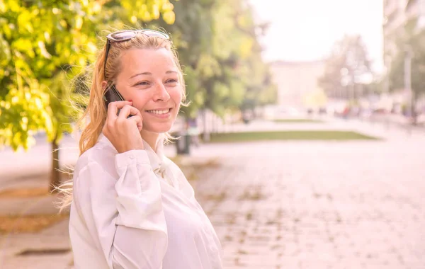 Blonde Woman Speaking Phone — Stock Photo, Image