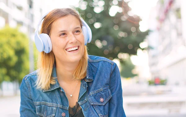 Beautiful Woman Listening Music Headphone — Stock Photo, Image