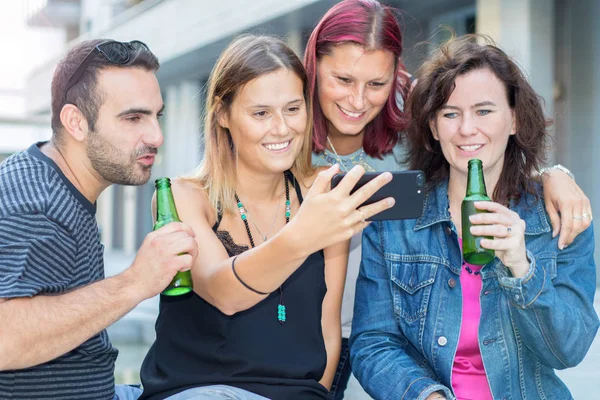 Group Smiling Friends Watch Tabet Drink Beer — Stock Photo, Image