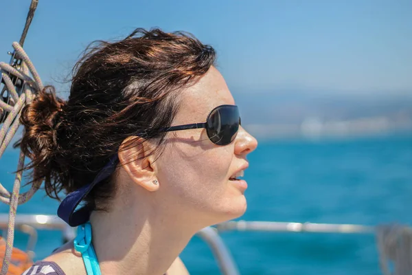 Mujer Con Gafas Sol Velero — Foto de Stock