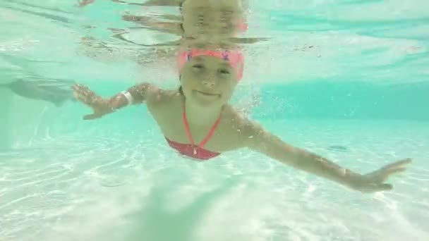 Menina Nadando Debaixo Água Enquanto Mergulhando — Vídeo de Stock