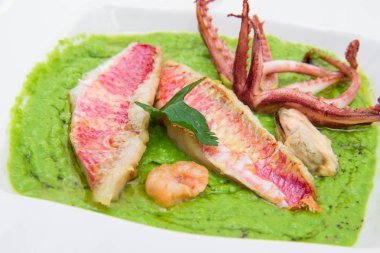 Balık fileto ve kalamar tentacles ile bezelye çorbası