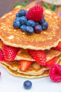 krep ve çilek, ahududu ve yaban mersini ve çikolata ile çanak 