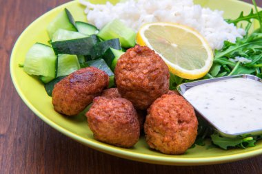 vegan yemek soya köfte, salatalık, pirinç ve yoğurt sos ile