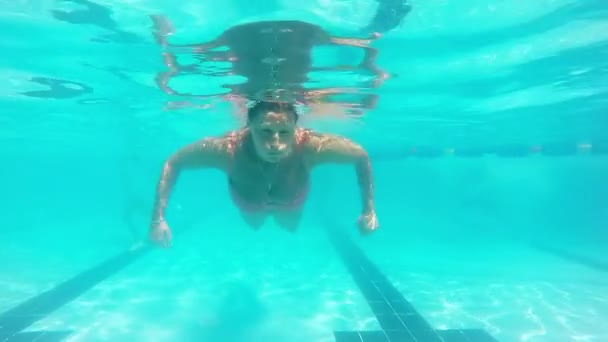Vrouw Onderwater Zwemmen Tijdens Het Duiken — Stockvideo