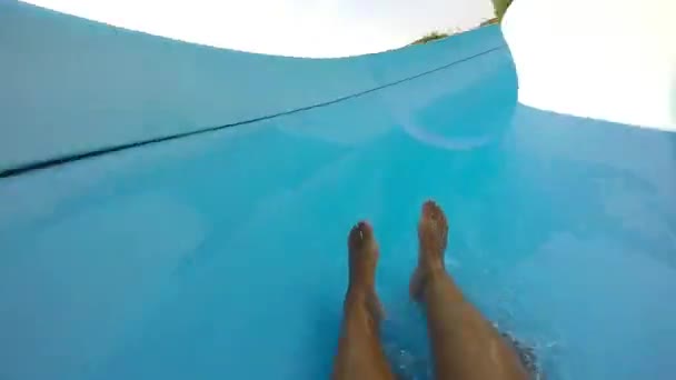 Ragazza Che Scende Uno Scivolo Piscina — Video Stock