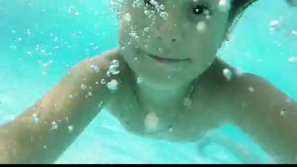 Flicka Som Simmar Vattnet Medan Dykning — Stockvideo