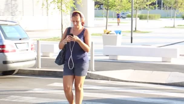 Femme Souriante Écouter Musique Tout Traversant Route Sur Passage Pour — Video